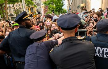 صورة توضيحية من اقتحام الطلاب للمكتبة