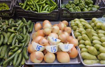 غزة تقاوم بالجوع.. والبصل يُقسم أرباعًا