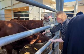 السفير الأمريكي يطلع على مشروع 