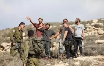 مستوطنون يعتدون على شاب ويحرقون خيمة في برية المنية شرق بيت لحم