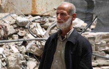 من بين الركام.. أبٌ يتمسّك بالأرض بعد استشهاد أبنائه الثلاثة