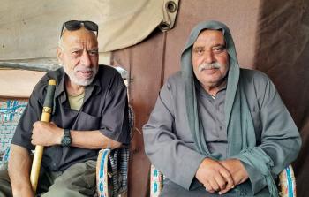 اللاجئ من عسقلان تيسير البردويل يمينًا واللاجئ  عبد الناصر حرب من حمامة يسارًا