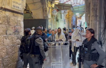 مستوطنون يؤدون طقوسًا تلمودية في البلدة القديمة بالقدس المُحتلة