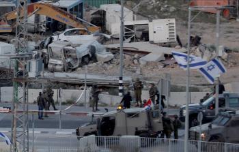 إصابة 3 فلسطينيين برصاص مستوطنين وقوات الاحتلال شرق رام الله