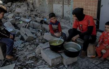 في غزّة.. شعب يأكل وجبةً واحدة في اليوم ويصمد