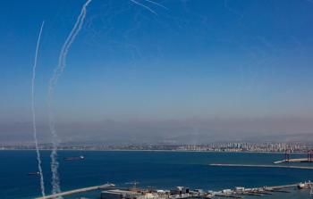 هروب آلاف المستوطنين إلى الملاجئ بعد سقوط صاروخ من اليمن