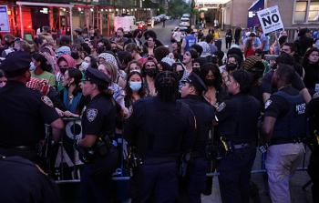 شرطة نيويورك تعتدي على الطُّلاب المُشاركين في  المظاهرة الأضخم لفلسطين بجامعة كولومبيا