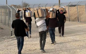 صور توزيع المساعدات الأميركية تثير سخرية الغزيين.. من يقف وراء المشهد؟