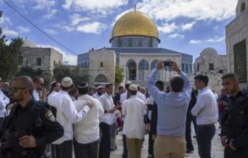 مستوطنون يقتحمون باحات المسجد الأقصى بحماية قوّات الاحتلال