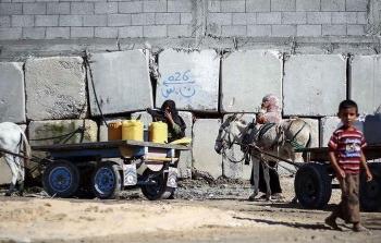الوقود ينفد والماء يغيب.. العطش يُحاصر نازحي مواصي خان يونس