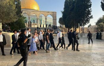 مستوطنون يقتحمون باحات المسجد الأقصى بحماية قوات الاحتلال