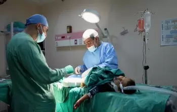 الأونروا: أطفال غزَّة يستيقظون خلال العمليات الجراحيَّة بسبب نقص التَّخدير