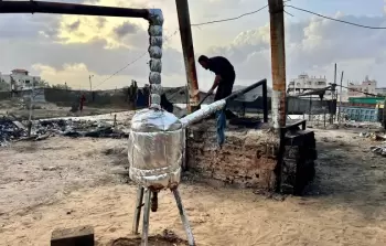 في غزة.. يشعلون البلاستيك والذكريات لمواجهة المجاعة