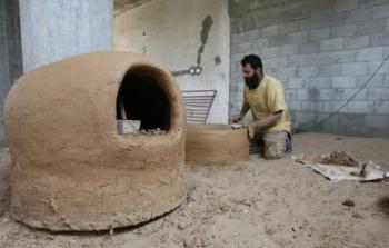 أفران الطين في غزة.. مهنة تصارع البقاء تحت رماد الحصار والحرب