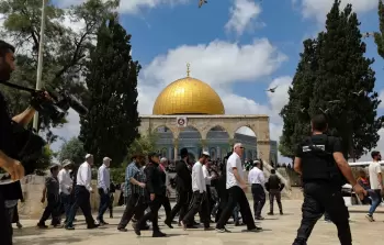 في القدس والخليل.. الاحتلال يغلق المساجد ويقيّد العبادة تحت غطاء الحرب
