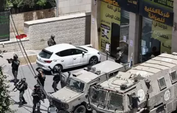 الاحتلال يضرب النظام المالي الفلسطيني بمداهمات مراكز الصرافة في الضفة الغربية