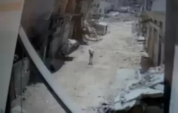 مسيّرة إسرائيلية تقصف فلسطينيًا يحمل كيسًا من الطحين (شاهد)