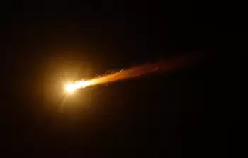 صاروخ يمني يشل مطار 