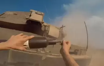 طائرة للاحتلال توثق هجوم مقاوم بغزة على دبابة وتفجيرها (شاهد)