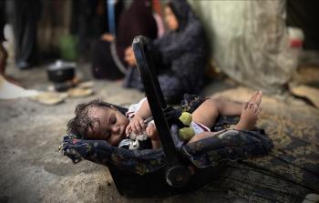 مستشفيات غزة تحذّر: الرضّع يواجهون الموت جوعًا بسبب نفاد الحليب