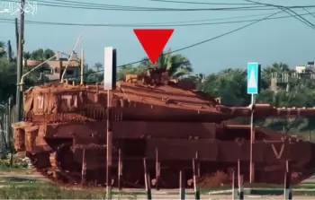 منصات عبرَّية تسرِّب فيديو يوثِّق هجوم مقاوم بغزَّة على دبابة وتفجيرها