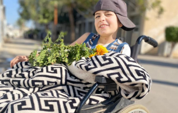 الطِّفل أمين يصارع مرارة الفقد والإصابة بانتظار العلاج في الخارج