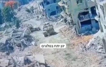 مشهد من لحظة وضع مقاتل القسام للقنبلة أسفل الدبابة الإسرائيلية