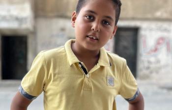 عزّام.. طفل على حافة الغياب في زمن الحرب