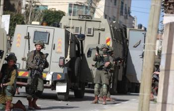 بينهم أسيران محرَّران.. الاحتلال يواصل حملات الاعتقال في الضّفة الغربيَّة