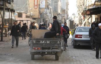 أزمة المواصلات الخانقة من شمال غزة إلى جنوبها.. رحلة تستنزف الجسد والجيب