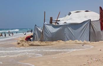 النازحون على شاطئ المواصي.. معاناة يومية مع مياه البحر