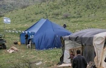مستوطنون يهاجمون محلا وينصبون خيمة بأراضي أوصرين جنوب نابلس
