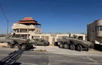 مواطنون: الاحتلال يستخدم مزارع وقرى في الضفة مخابئ لمدرعاته العسكرية