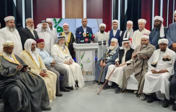 385 عالماً ومؤسسة يصدرون 