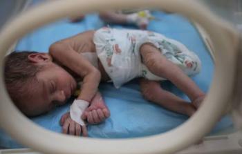 المكتب الحكومي يحذِّر: خطر وشيك بوفاة آلاف الرضّع في غزة بسبب منع الاحتلال إدخال حليب الأطفال