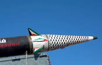 اليمن يُطلق صاروخين تجاه الأراضي الفلسطينيَّة المحتلة وقياديٌّ يعلَّق: من يعتدي على غزَّة وعلى اليمن لا يجب أن ينام