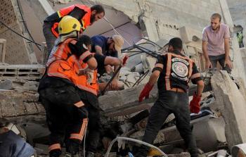 الدِّفاع المدني: الاحتلال يمنع طواقمنا من الوصول إلى العالقين تحت الرُّكام