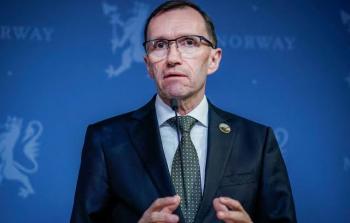 وزير الخارجية النرويجي ينتقد أكاذيب الاحتلال حول دخول المُساعدات إلى غزَّة.. 