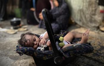 من حفاضات إلى أكياس نايلون.. كرامة الطفولة تحت الحصار