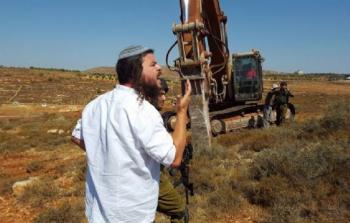 مستوطنون يجرِّفون أراضٍ زراعيَّة للفلسطينيين في جنين