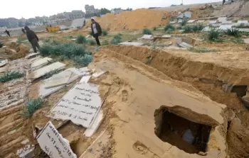 الأوقاف: الاحتلال نبش قبور الموتى وسرق جثامينهم في خان يونس