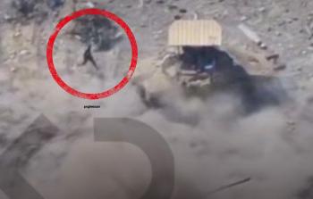 مقاوم فلسطيني يتسلل ويلقي عبوات داخل 