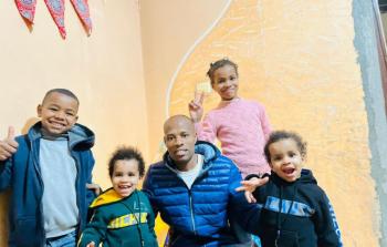 الأب حسام فرج.. حكيمٌ أسعف آلاف الجرحى وعجز عن إنقاذ أطفاله الثلاثة