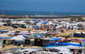 أهالي مخيم خان يونس يرفضون أوامر الإخلاء.. 