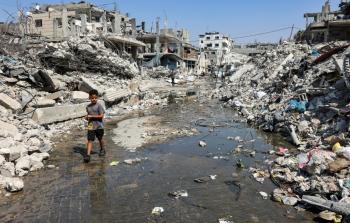 مع ارتفاع الحرارة.. انتشار القمامة والحشرات يحوّل حياة نازحي غزة إلى 