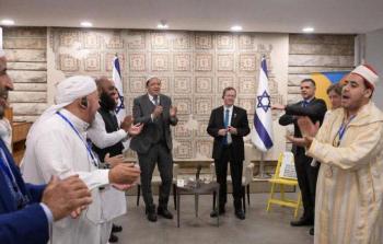 “عمائم على باب التطبيع”.. زيارة أئمة من أوروبا لـ (إسرائيل) تثير غضبًا واسعًا