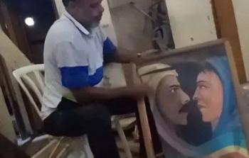 فنان غزّي يُحطّم لوحاته لإشعال النار وطهي الطعام لأطفاله
