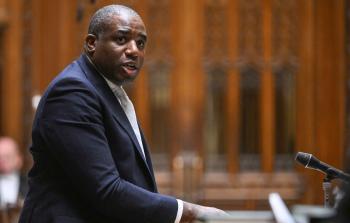 وزير الخارجية البريطاني: أشعر بالاشمئزاز من استهداف أطفال غزة