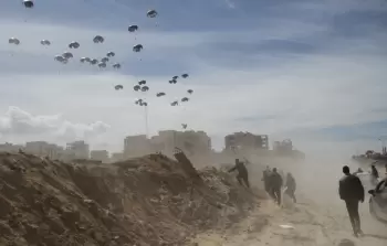 لوموند: الإسقاط الجوي للمساعدات في غزَّة لا يمثِّل سوى 