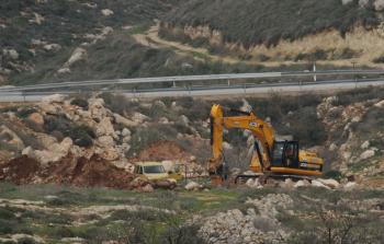 مستوطنون يُجرفون أراضي زراعية في قرية شلال العوجا بأريحا